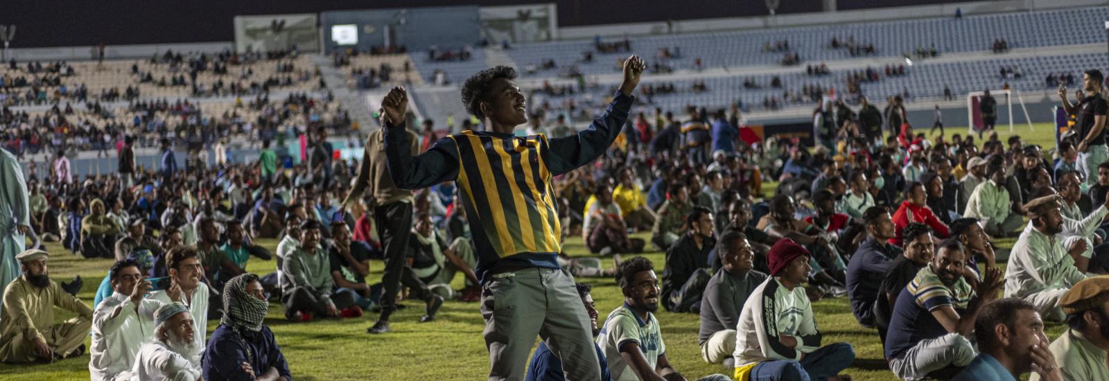Trabalhadores migrantes a verem um jogo do Mundial do Catar