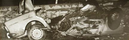 O carro em que o padre Max e a estudante Maria de Lurdes Correia seguiam quando a bomba deflagrou