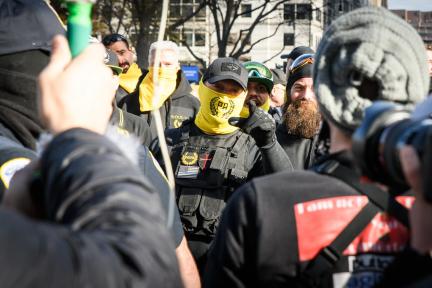 Proud Boy a usar um colete tático num confronto com antifascistas nos Estados Unidos