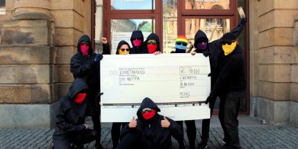 Antifascistas pousam com cheque para humilharem neonazis