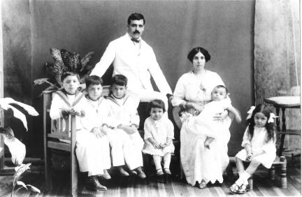 Aristides e Angelina de Sousa Mendes com seis dos seus filhos, 1917