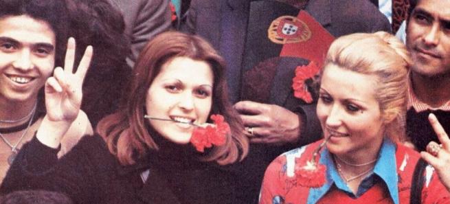 Mulheres celebram o 25 de Abril de 1974