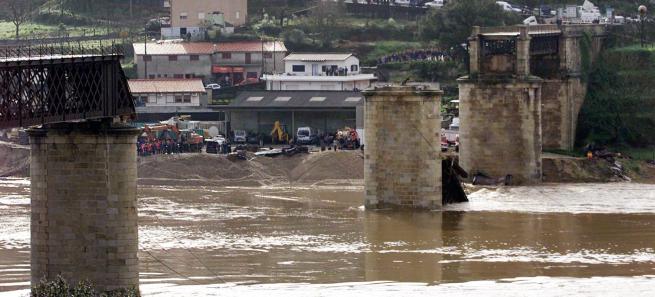 Ponte Entre os Rios colapsada