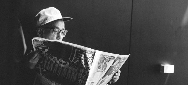 homem a ler jornal